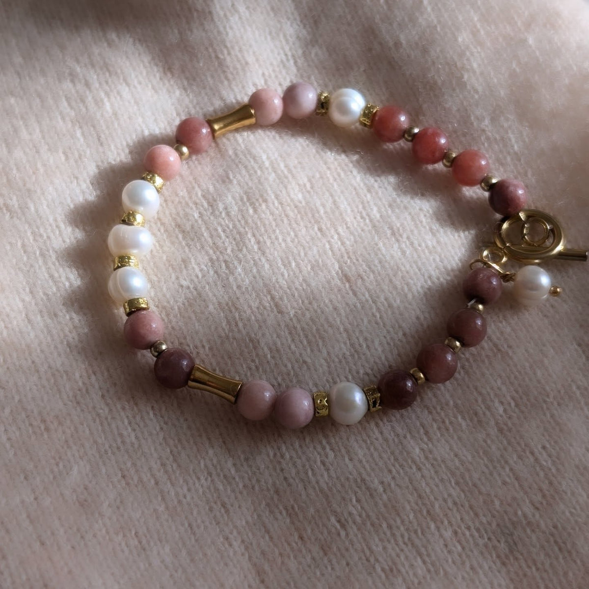 Bracelet Perles d'Eau Douce et Pierre de Soleil