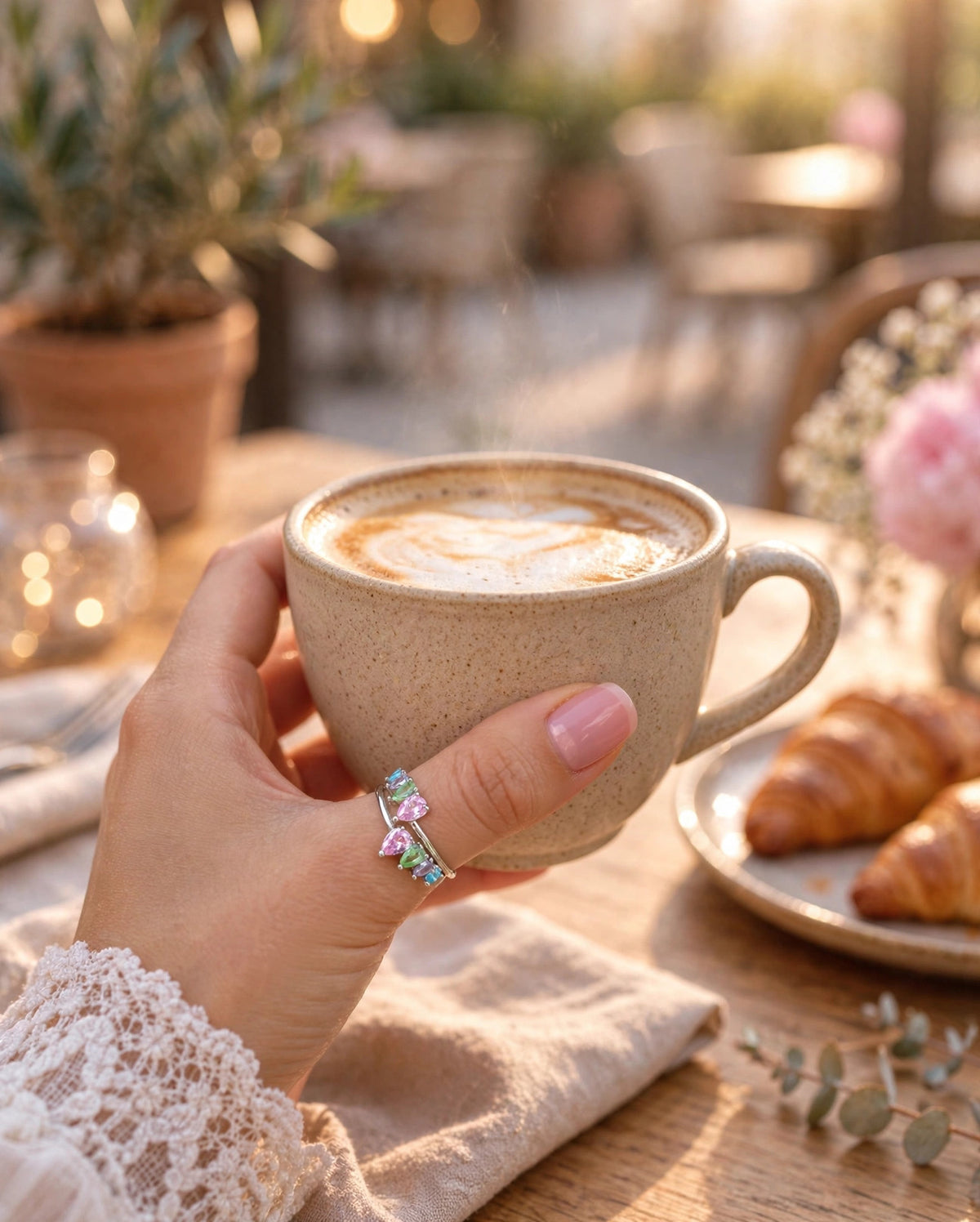 Bague Éclat Pastel portée au café